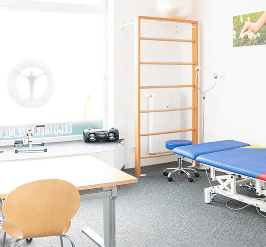 Behandlungsraum mit Tisch, Kletterwand und einer Therapieliege bei der Ergotherapie Meyer in Ottendorf Okrilla