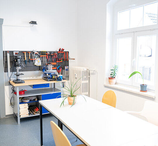 Der Kreativraum mit Tisch und Werkbank bei der Ergotherapie Meyer in Ottendorf Okrilla