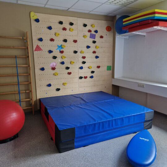 Ergotherapie Meyer in Dresden-Weixdorf, Kindermotorikraum mit Kletterwand