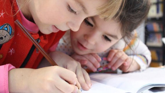 Zwei Schulkinder beim Zeichnen